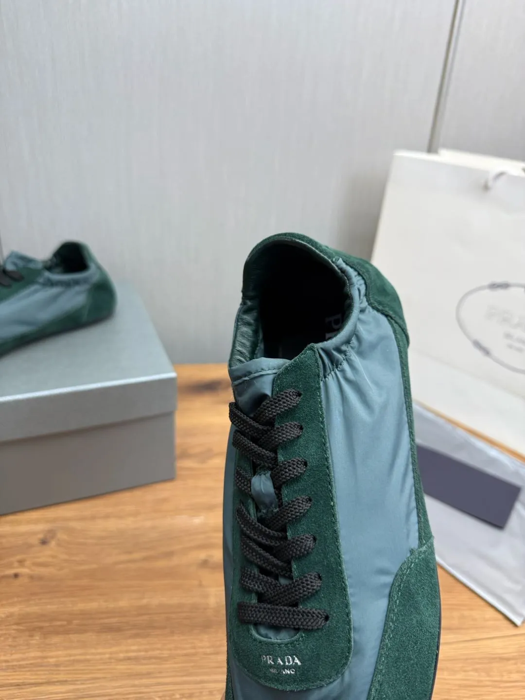 Men's Shoes💰500💰Men's PRADA 2025 Early Spring Collapse New Sports Shoes Moral Training Shoes Collapse's name comes from the fact that it can be easily put on and taken off with bare hands ~ The light and comfortable features create a more relaxed and casual look, and the side elastic design can be worn twice! Super comfortable catwalk sneakers, as thin and light as ballet slippers, as comfortable as sneakers, comfortable and super light on the feet. Fabric: frosted cowhide leather spliced ​​with nylon cloth, cowhide foot pads, men's size 38-45